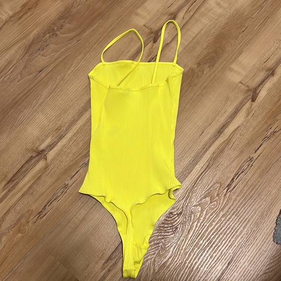Aritzia Wilfred free yellow bodysuit size medium - Picture 2 of 3